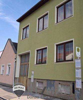 25 Bushaltestellte vorm Haus Moosbrunn