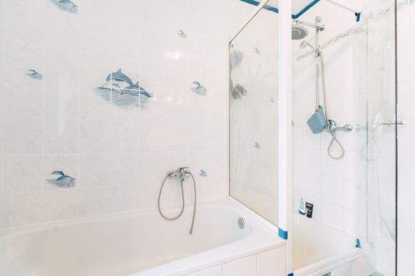 Bad mit Wanne und Dusche