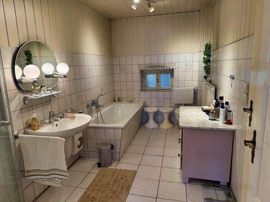 Bad mit Wanne und Dusche