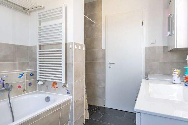 Bad mit bodengleicher Dusche und WannenbadAnsicht 2