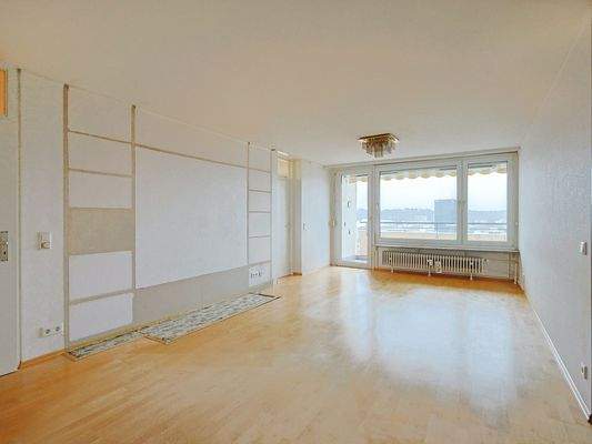 Heller, geräumiger Wohnbereich mit Zugang zum Balkon