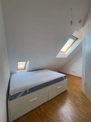 ... Schlafzimmer (re. 2. Fluchttüre)