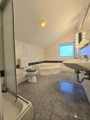 Vollbad mit Wanne und Dusche