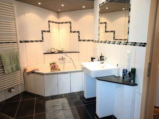 Bad mit Eckbadewanne