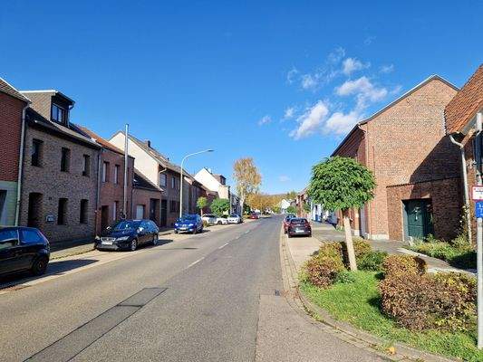 die Große Forststraße in Hambach