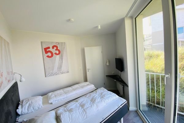 Schlafzimmer zum Zugang zum Balkon