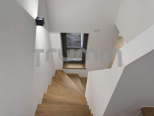 Treppenabgang mit Tageslicht