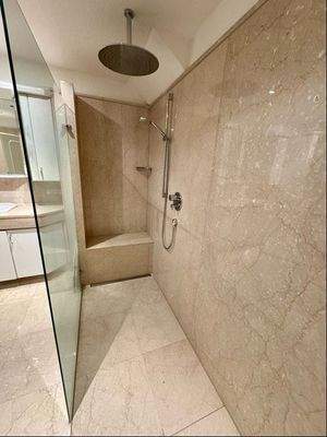 ebenerdige Dusche mit Sitzgelegenheit