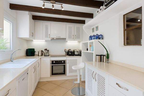 Weiße moderne Küche mit Holzbalken