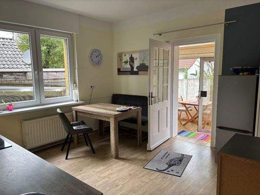 Große Wohnküche mit Blickrichtung zum Alkoven mit Essplatz.jpg