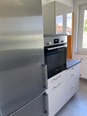 Küche mit Kühl-Gefrier-Schrank und Ofen.JPG