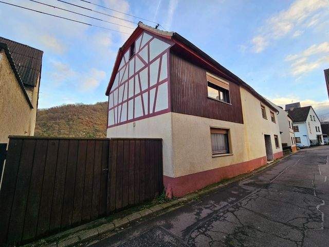 Lehmen - Wohnhaus m. Nebengeb&auml;uden zw. Cochem u. Koblenz