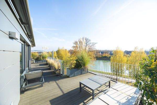 Großzügige Dachterrasse mit Blick auf die Kanalpromenade