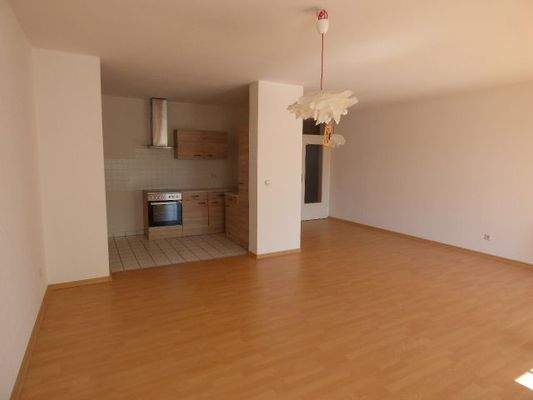 Wohnzimmer mit off. Küche ohne EBK
