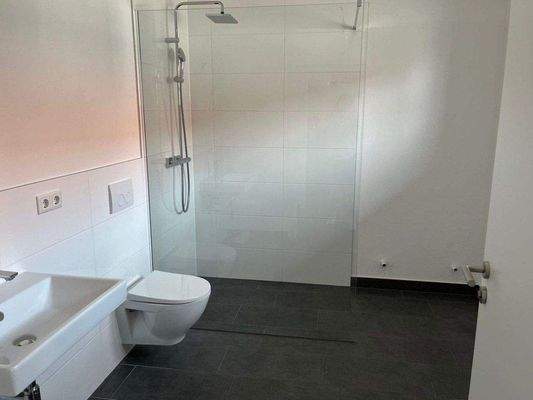 ...große, bodenebene Dusche