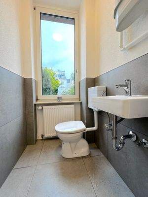 Kleines Badezimmer mit WC