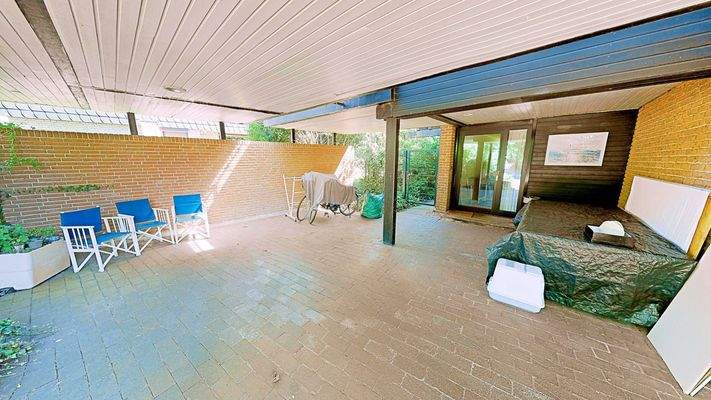 Ansicht Carport und Eingang zur Einliegerwohnung