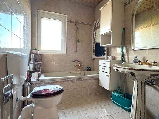 Bad mit Wanne - 3-Zimmer-Whg. im EG