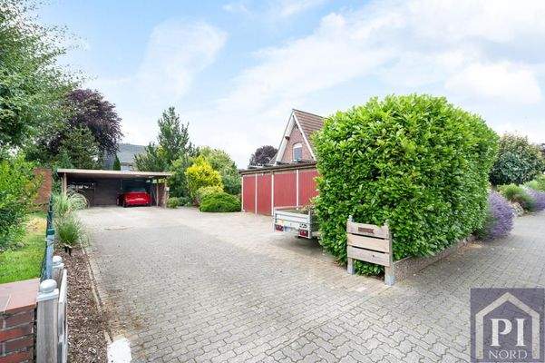 Hofauffahrt mit Doppelcarport und Stellplätzen