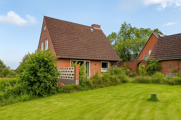 Hausansicht vom Garten (KI-optimiert)
