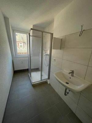 Bad mit Dusche und Fenster