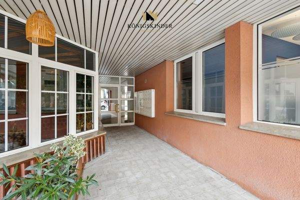 Großzügig überdachter Eingangsbereich