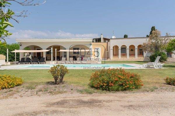 Prestige-Immobilie mit Gästehaus und weitläufigem Grundstück im Süden Sardiniens