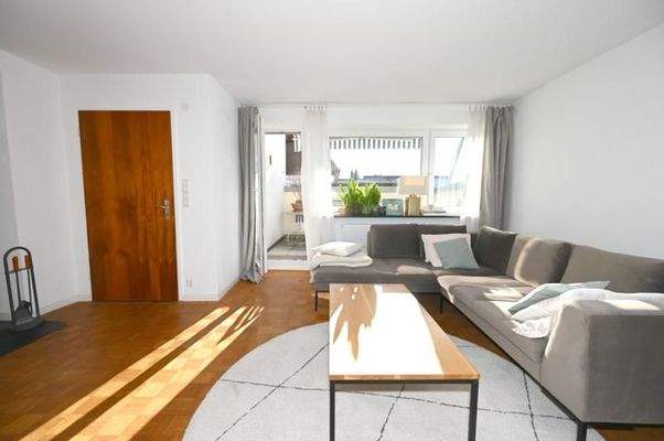 Wohnzimmer mit Balkon