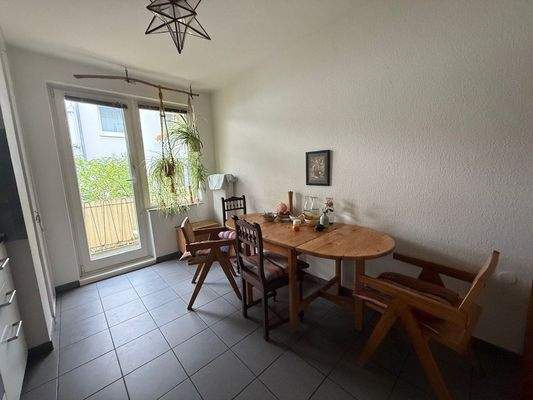 Essplatz mit Zugang zum Balkon