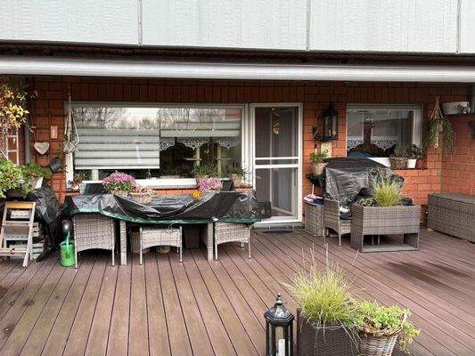 Terrasse und kleiner Garten