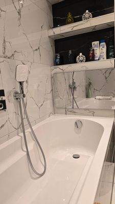 Badewanne mit Bildschirm