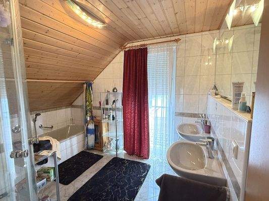 Bad mit Dusche, Wanne und 2 Waschbecken