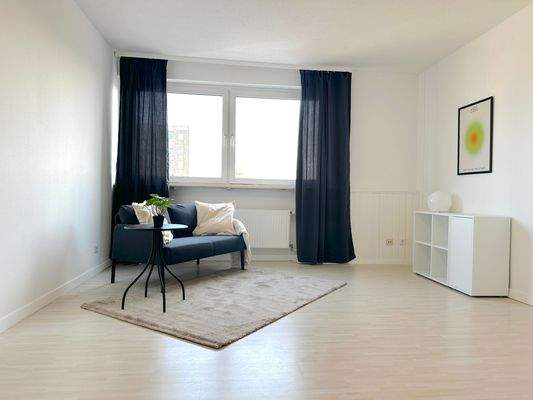 Helles Wohnzimmer mit Sofa