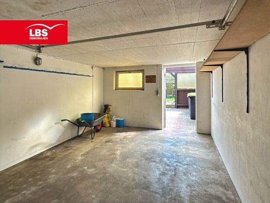 Garage mit Zugang in den Garten