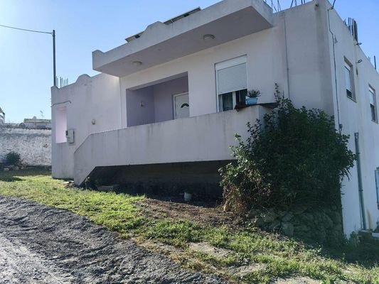 Kreta, Gonia: Zweistöckiges Haus mit Restbaurechten und Garten zu verkaufen