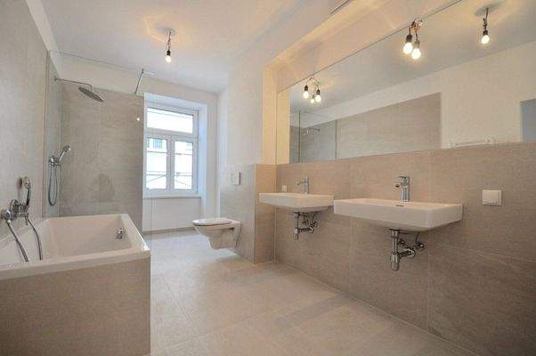 Bad mit Fenster, Wanne und Dusche