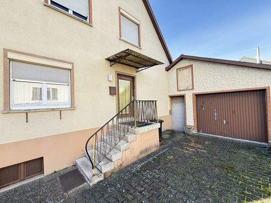 Hauseingang mit Garage