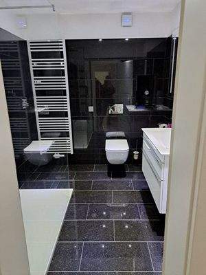  Bad mit begehbarer Dusche 