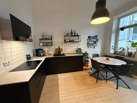 Küchenbereich mit Zugang zur Terrasse und Garten