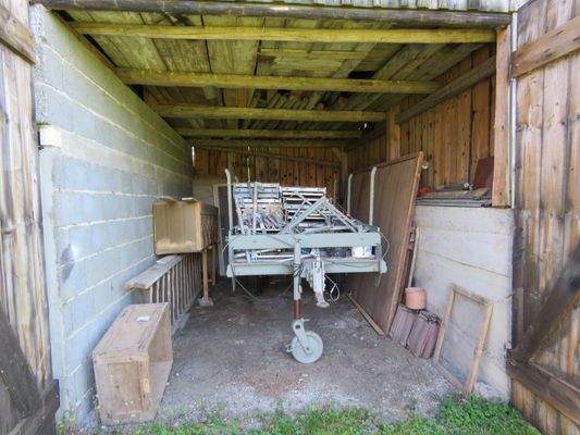 weitere große Garagen im Nebengebäude 