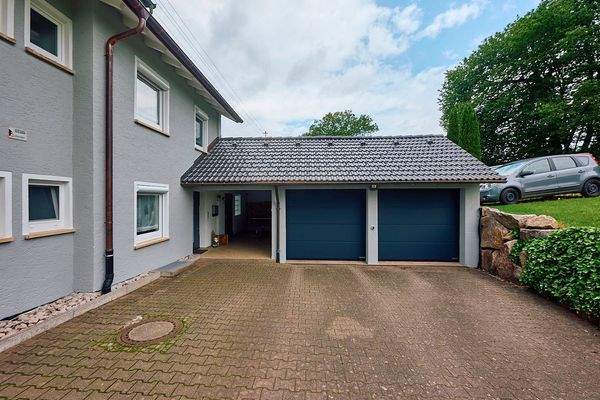 Objektansicht mit Garagen und Carport 