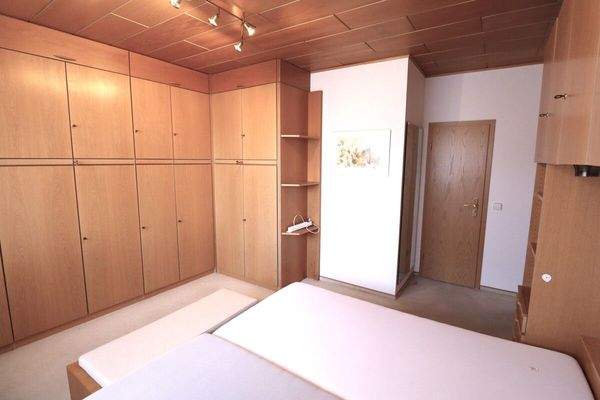 mit Durchgang zum Bad