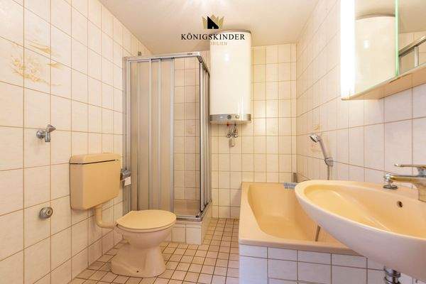 Badezimmer- Zweckmäßig ausgestattet – Bad mit Potenzial für eine moderne Gestaltung