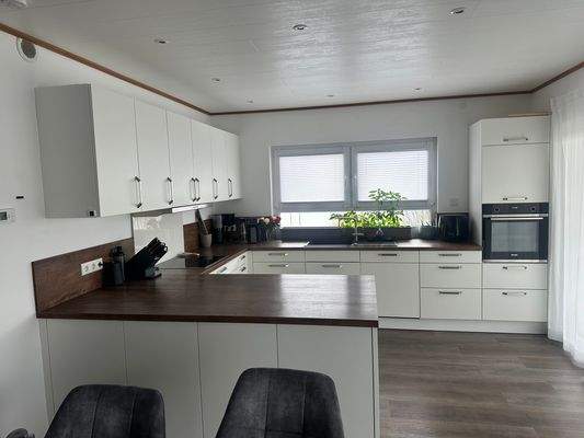 Moderne Küche mit Theke