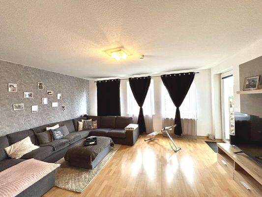 Wohnzimmer mit Zugang zum Balkon