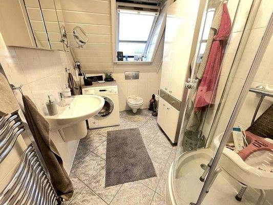 Neuwertiges Badezimmer OG
