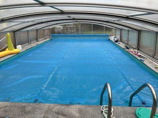 überdachter, beheizbarer Pool