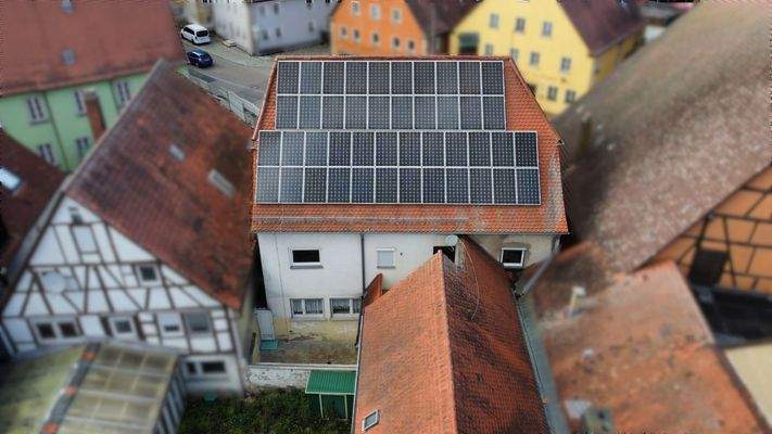 Rückansicht mit PV Anlage