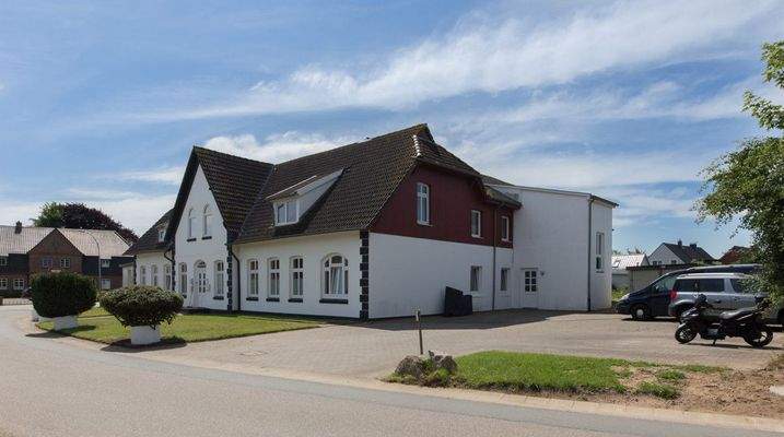 Außenaufnahme mit Stellplätzen