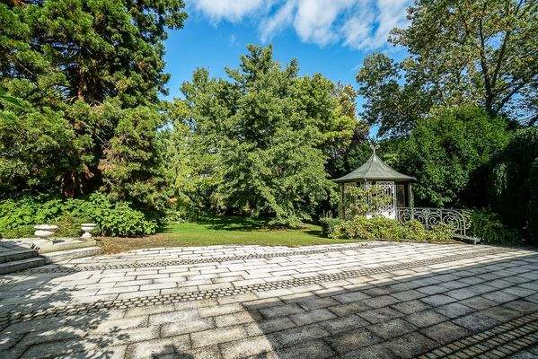 Terrasse vor Villa und Nebengebäude / Loft